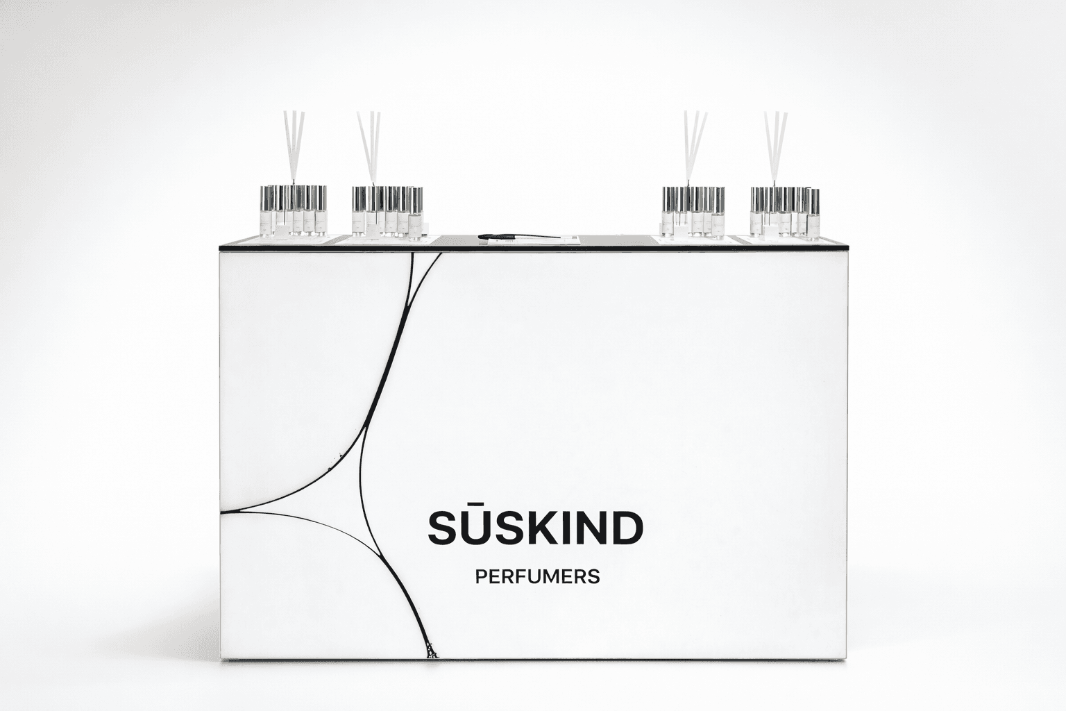 Die weiße SŪSKIND Duftbar mit Flakons und Diffusoren